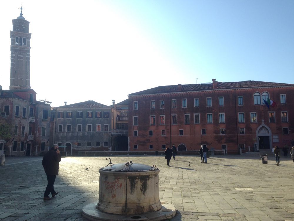 Beautiful winter soundscape from Campo Sant\'Anzolo with people passing and talking