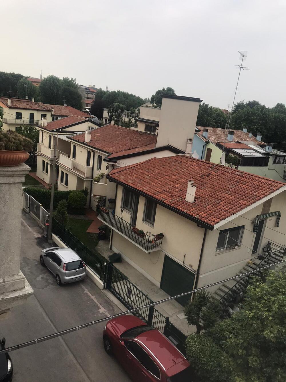 siamo nella fase 2 passano delle macchine mentre i vicini parlano